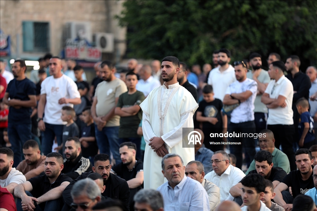 فلسطينيو الضفة يؤدون صلاة العيد وسط عدوان إسرائيلي متواصل
