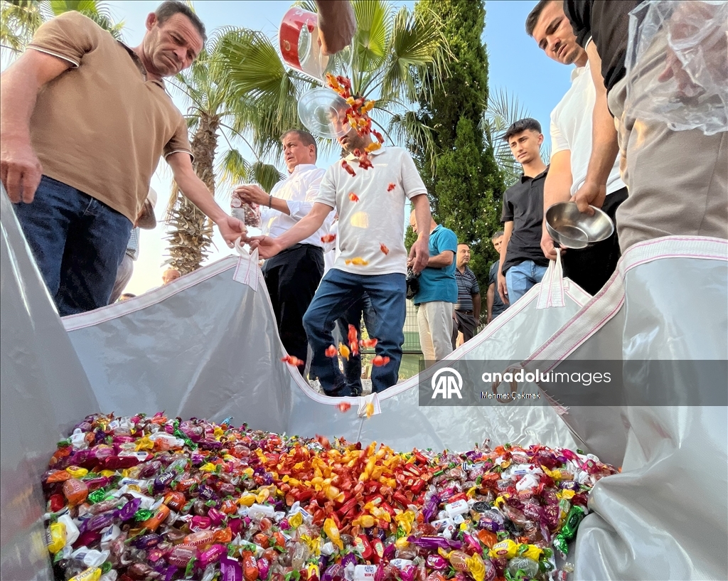 Жители одного из районов Антальи раздали конфеты во дворе мечети в связи с Курбан-байрамы