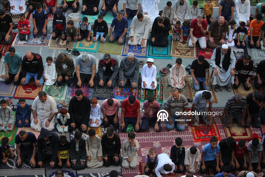 İsrail'in saldırıları altındaki Gazze Şeridi'nde Kurban Bayramı namazı kılındı