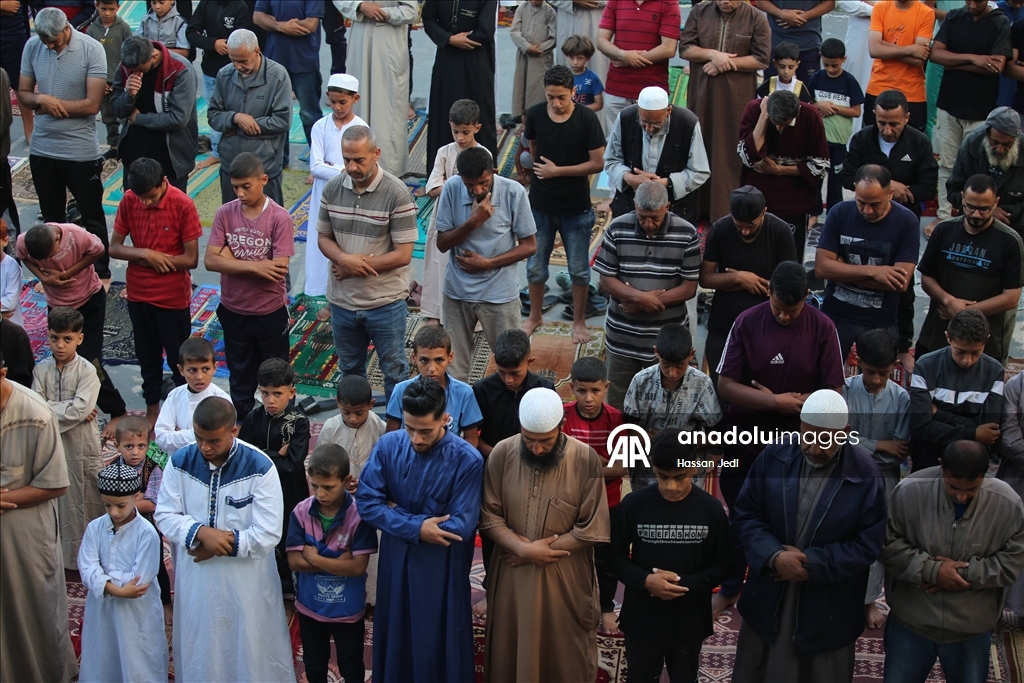 İsrail'in saldırıları altındaki Gazze Şeridi'nde Kurban Bayramı namazı kılındı