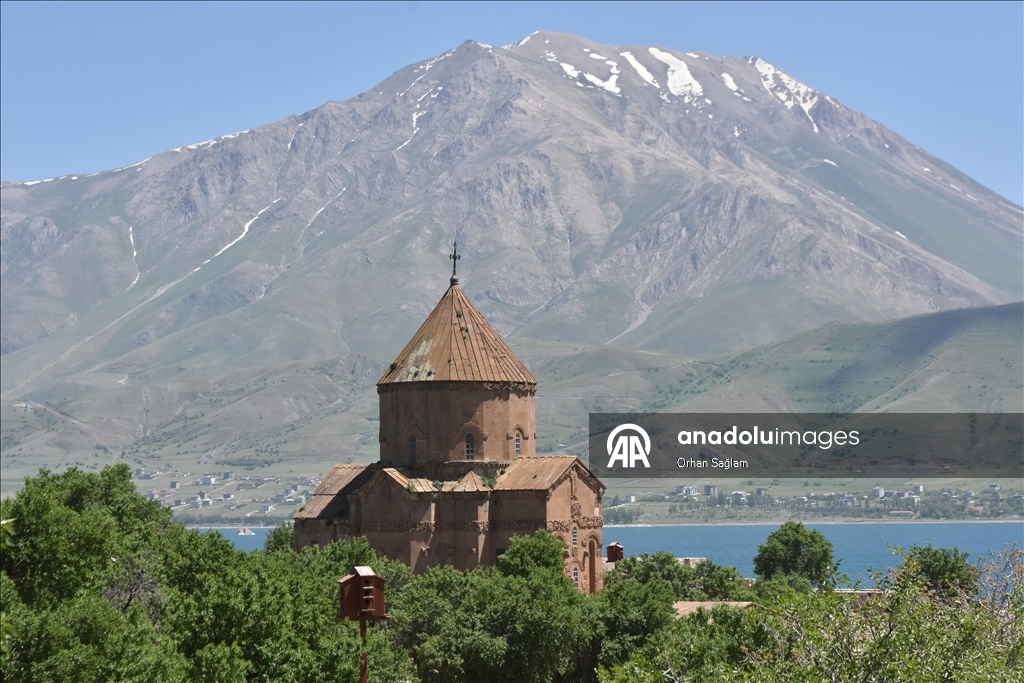 Остров Акдамар на озере Ван привлекает туристов историей и красотой природы