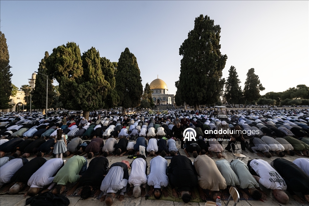 عشرات آلاف يقيمون صلاة العيد بالمسجد الأقصى وسط قيود إسرائيلية