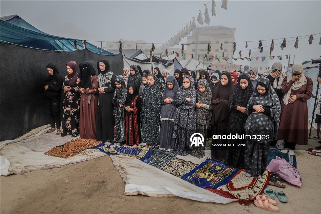 İsrail'in saldırıları altındaki Gazze Şeridi'nde Kurban Bayramı namazı kılındı