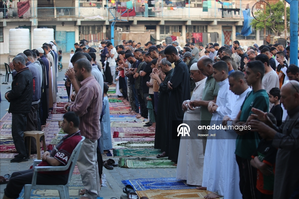 İsrail'in saldırıları altındaki Gazze Şeridi'nde Kurban Bayramı namazı kılındı
