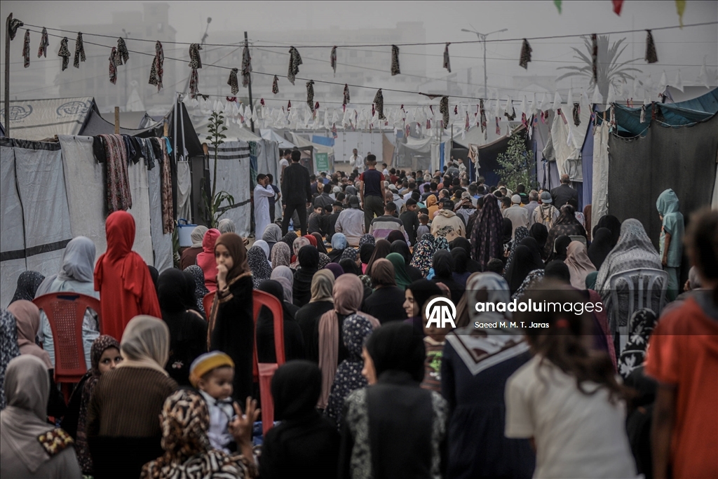 İsrail'in saldırıları altındaki Gazze Şeridi'nde Kurban Bayramı namazı kılındı