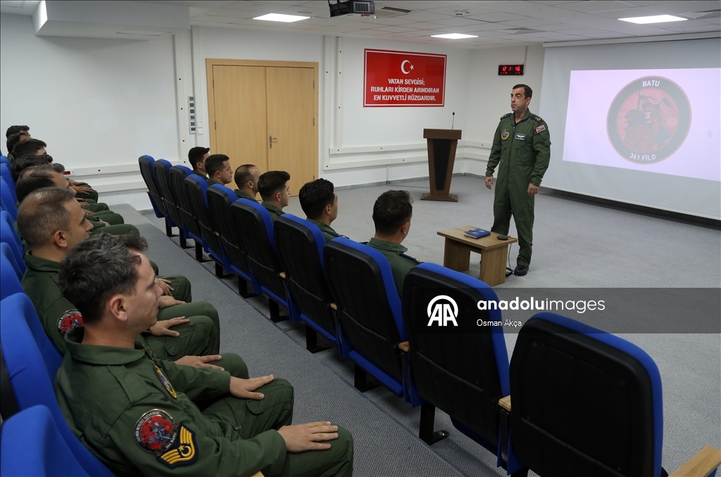 «Железные орлы» Турции несут дежурство в праздничные дни