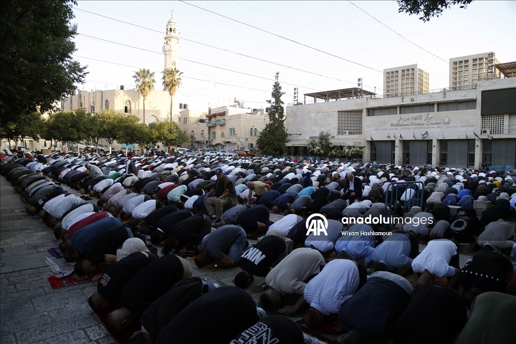 فلسطينيو الضفة يؤدون صلاة العيد وسط عدوان إسرائيلي متواصل