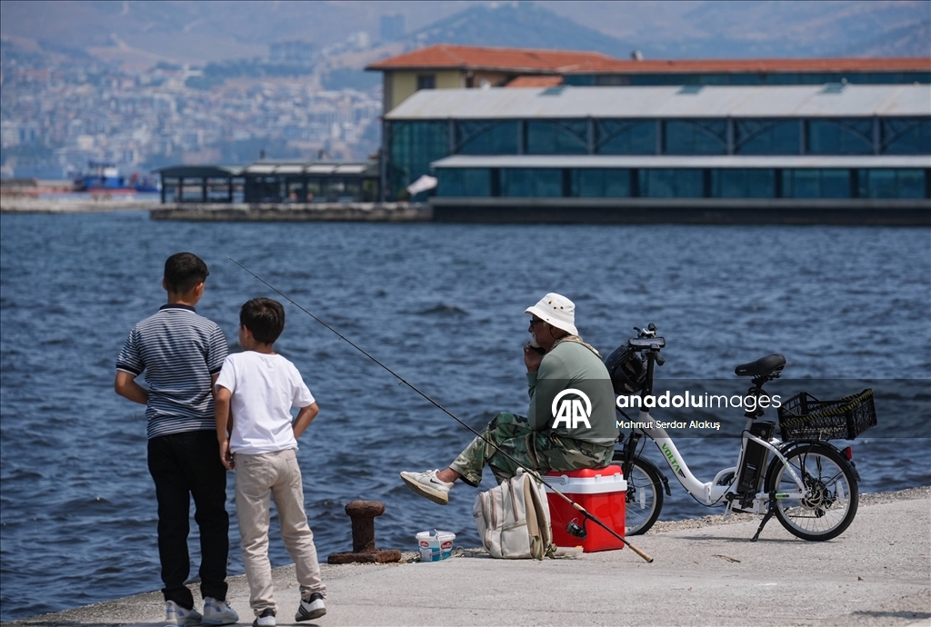 İzmir'de kent merkezinde bayram sessizliği hakim