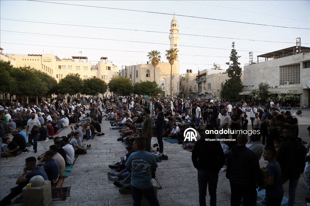فلسطينيو الضفة يؤدون صلاة العيد وسط عدوان إسرائيلي متواصل