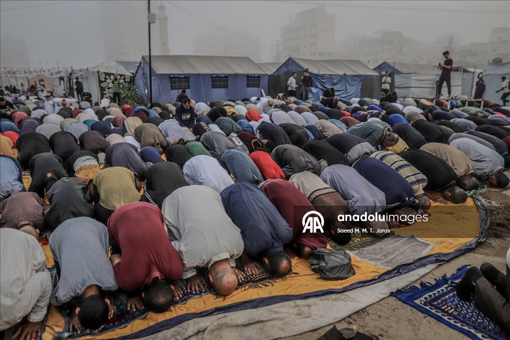 İsrail'in saldırıları altındaki Gazze Şeridi'nde Kurban Bayramı namazı kılındı
