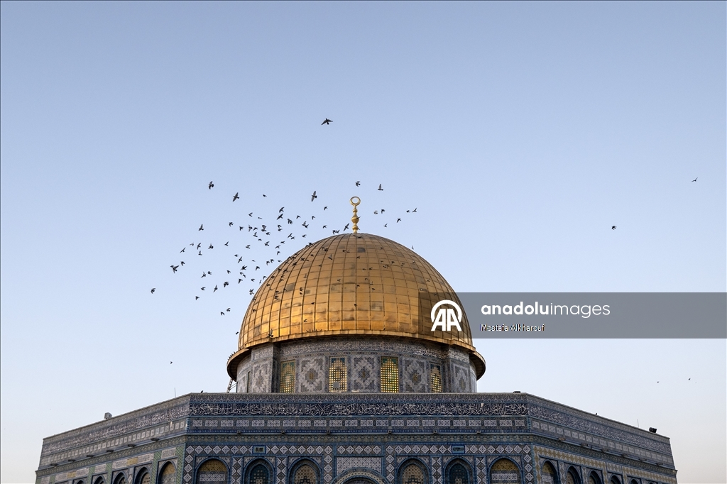 عشرات آلاف يقيمون صلاة العيد بالمسجد الأقصى وسط قيود إسرائيلية
