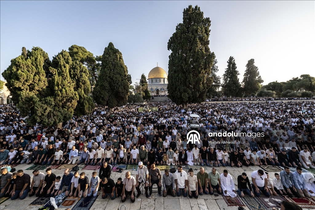 عشرات آلاف يقيمون صلاة العيد بالمسجد الأقصى وسط قيود إسرائيلية