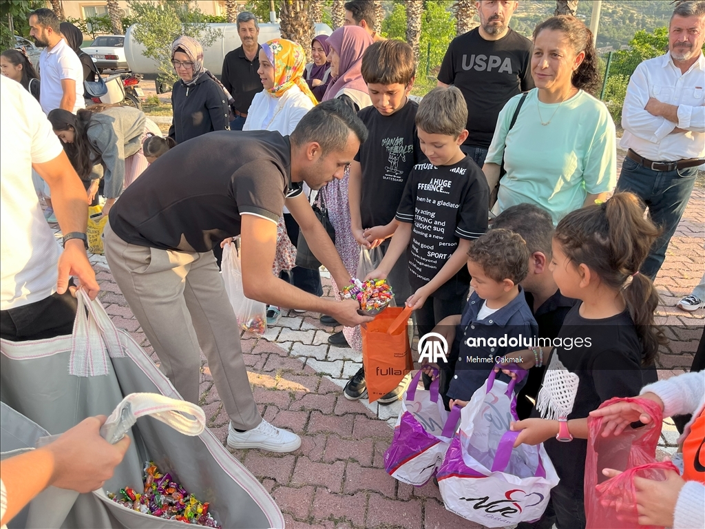 Жители одного из районов Антальи раздали конфеты во дворе мечети в связи с Курбан-байрамы