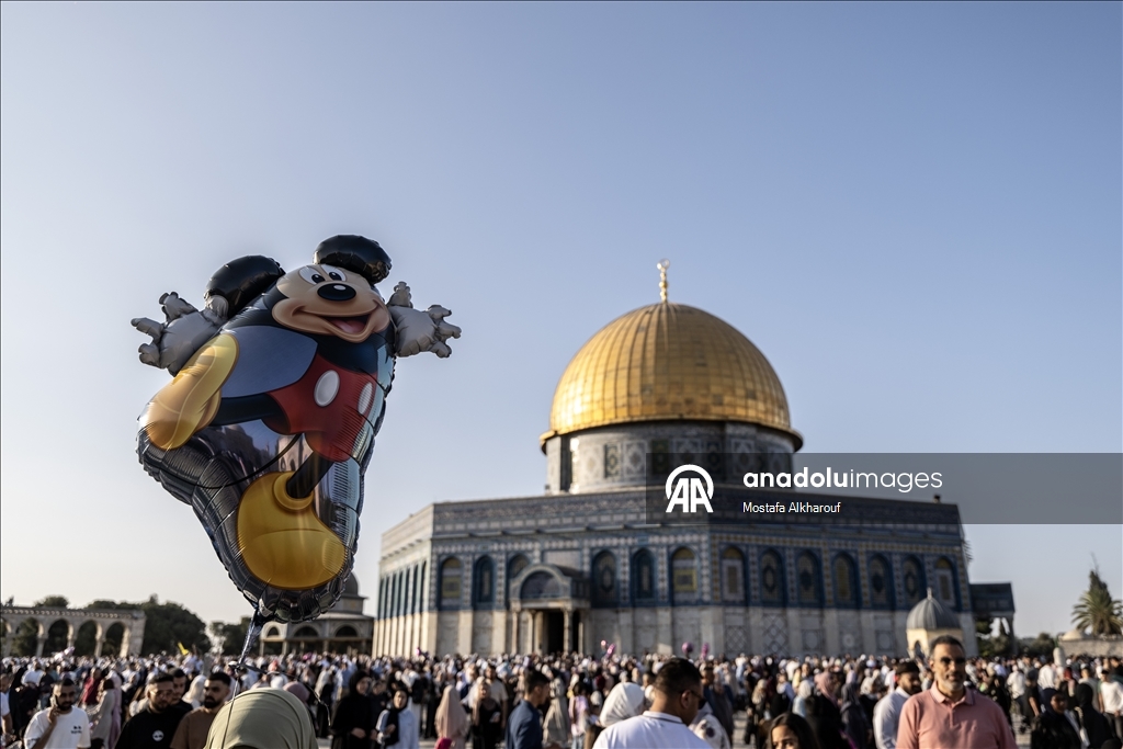عشرات آلاف يقيمون صلاة العيد بالمسجد الأقصى وسط قيود إسرائيلية
