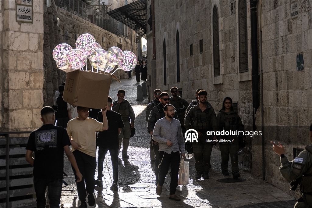 عشرات آلاف يقيمون صلاة العيد بالمسجد الأقصى وسط قيود إسرائيلية
