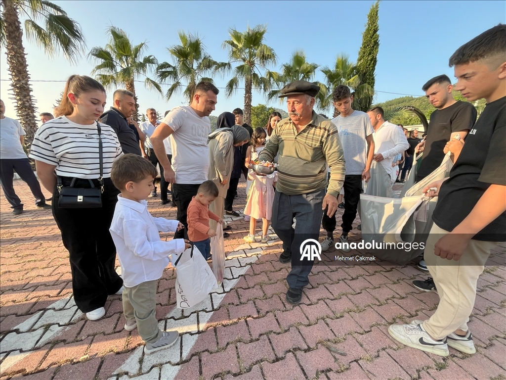 Жители одного из районов Антальи раздали конфеты во дворе мечети в связи с Курбан-байрамы