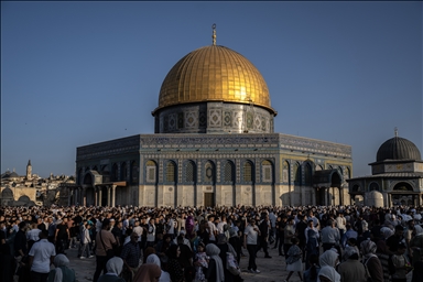 عشرات آلاف يقيمون صلاة العيد بالمسجد الأقصى وسط قيود إسرائيلية