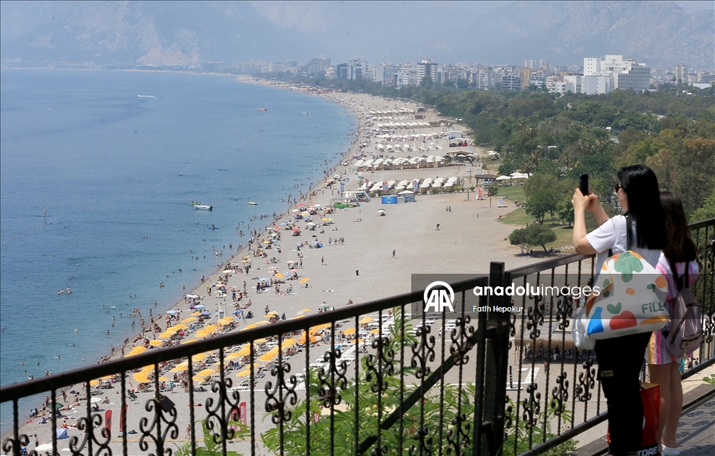 На пляжах Антальи наблюдается большой наплыв отдыхающих