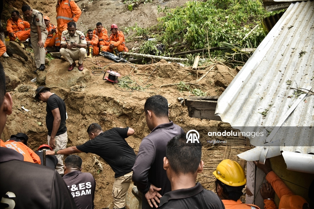 Hindistan’ın Guwahati şehrinde heyelan: Bir kişi mahsur kaldı, iki ev yıkıldı