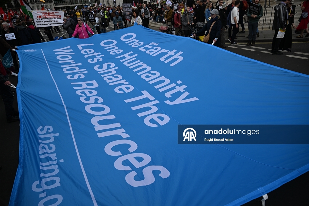 Londra’da Kemer Sıkma Protestosu