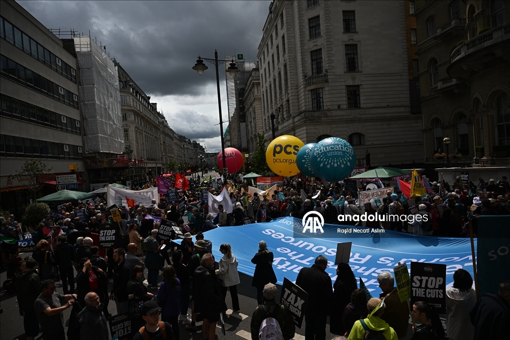 Londra’da Kemer Sıkma Protestosu