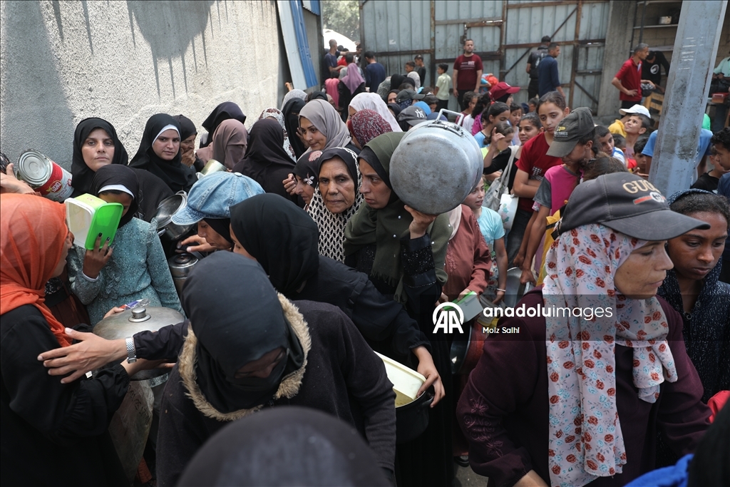 İsrail saldırısı ve ambargosu altındaki Gazze’deki Filistinlilere yemek dağıtıldı
