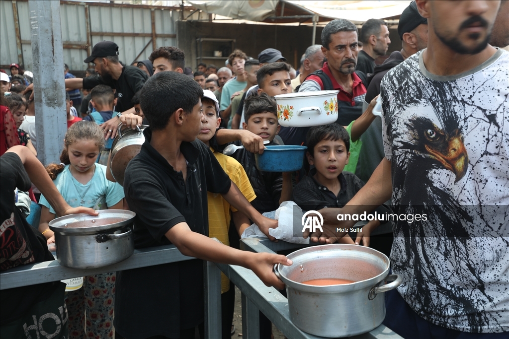 İsrail saldırısı ve ambargosu altındaki Gazze’deki Filistinlilere yemek dağıtıldı