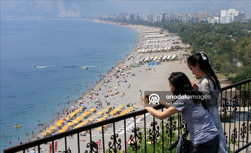 На пляжах Антальи наблюдается большой наплыв отдыхающих