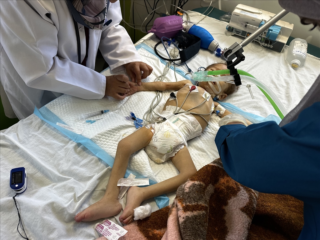 Filistinli ailenin tek çocuğu olan 2 yaşındaki Meryem'in yaşamı tehdit altında