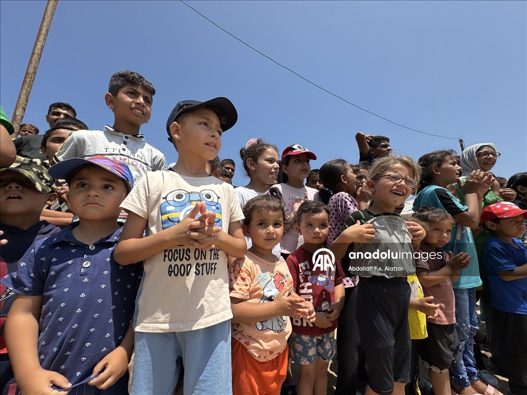 Gönüllü gençler, savaşın masum mağdurları Gazzeli çocukların yüzünü güldürdü