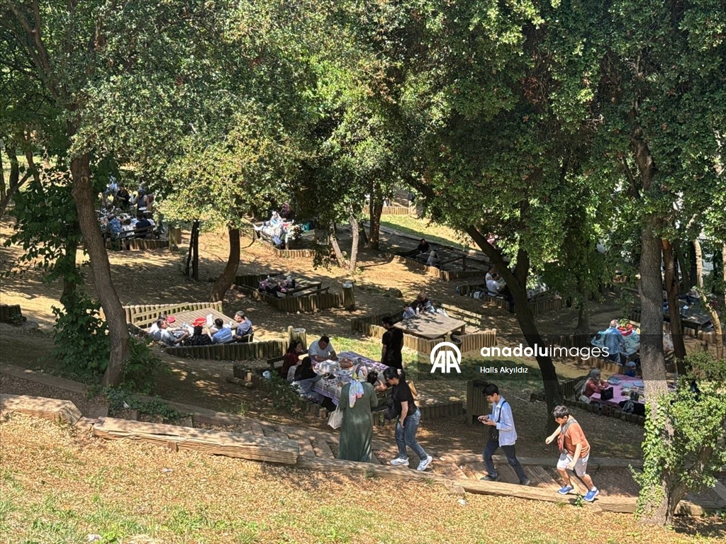 İstanbul'da bayramın üçüncü gününde vatandaşlar sahil ve parklara akın etti