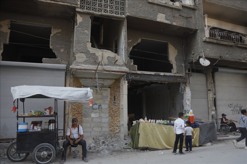 Suriye'nin başkenti Şam'da Filistinlilerin yaşadığı Yarmuk Kampı'nda Kurban Bayramı
