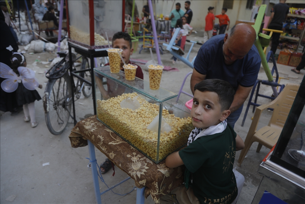Suriye'nin başkenti Şam'da Filistinlilerin yaşadığı Yarmuk Kampı'nda Kurban Bayramı