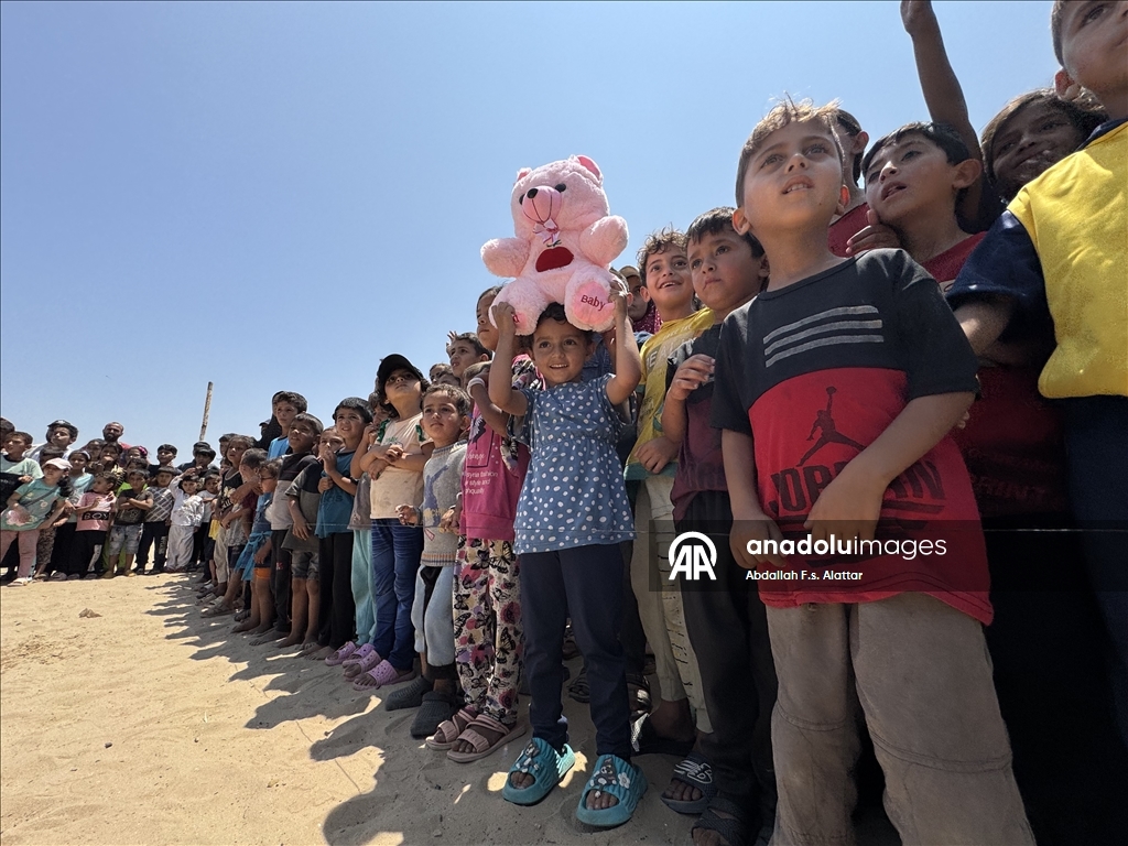 Gönüllü gençler, savaşın masum mağdurları Gazzeli çocukların yüzünü güldürdü