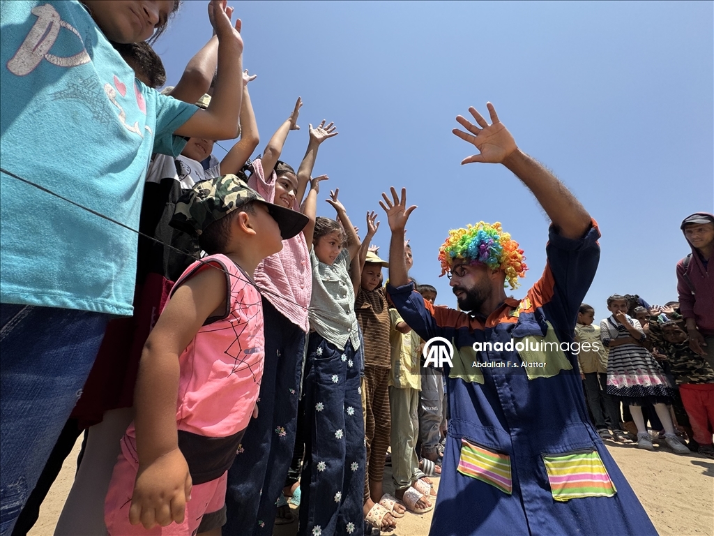 Gönüllü gençler, savaşın masum mağdurları Gazzeli çocukların yüzünü güldürdü
