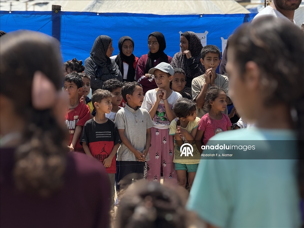 Gönüllü gençler, savaşın masum mağdurları Gazzeli çocukların yüzünü güldürdü