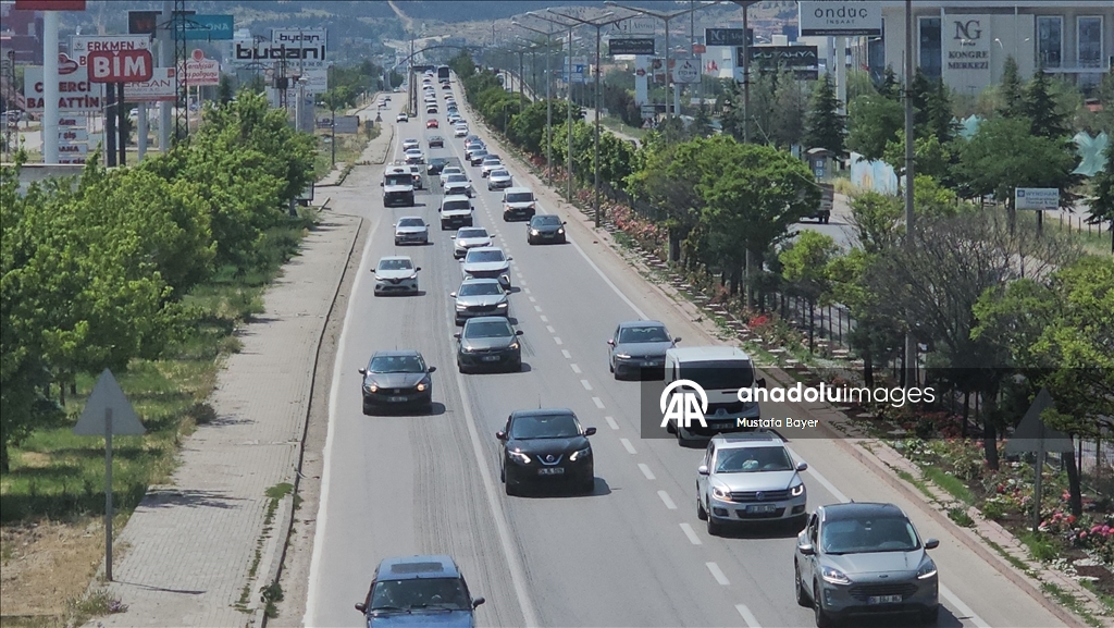 Bayram tatilinden dönen sürücüler, Afyonkarahisar'da akıcı yoğunluk oluşturuyor