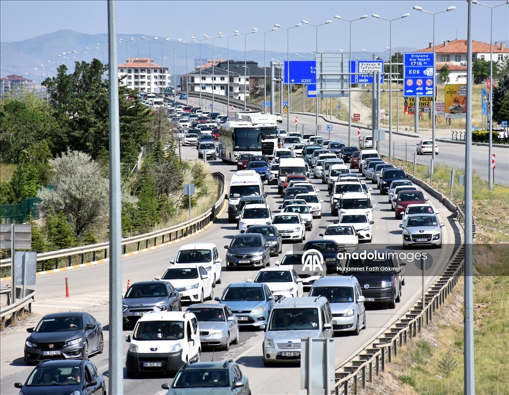 "Kilit kavşak" Kırıkkale'de bayram tatili dönüşü hareketliliği devam ediyor