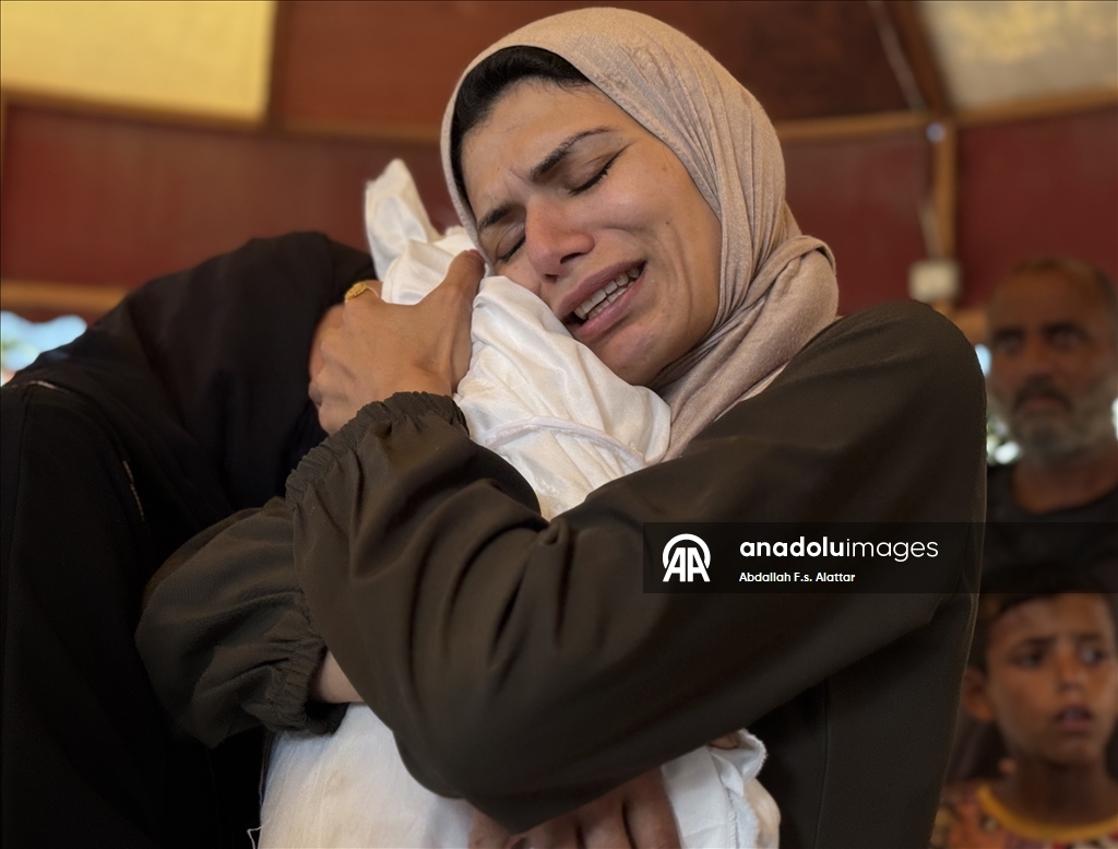 Filistinli Ebu Dakka ailesinin tek çocukları 2 yaşındaki Meryem İsrail ablukası nedeniyle hastalığa yenik düşerek hayatını kaybetti