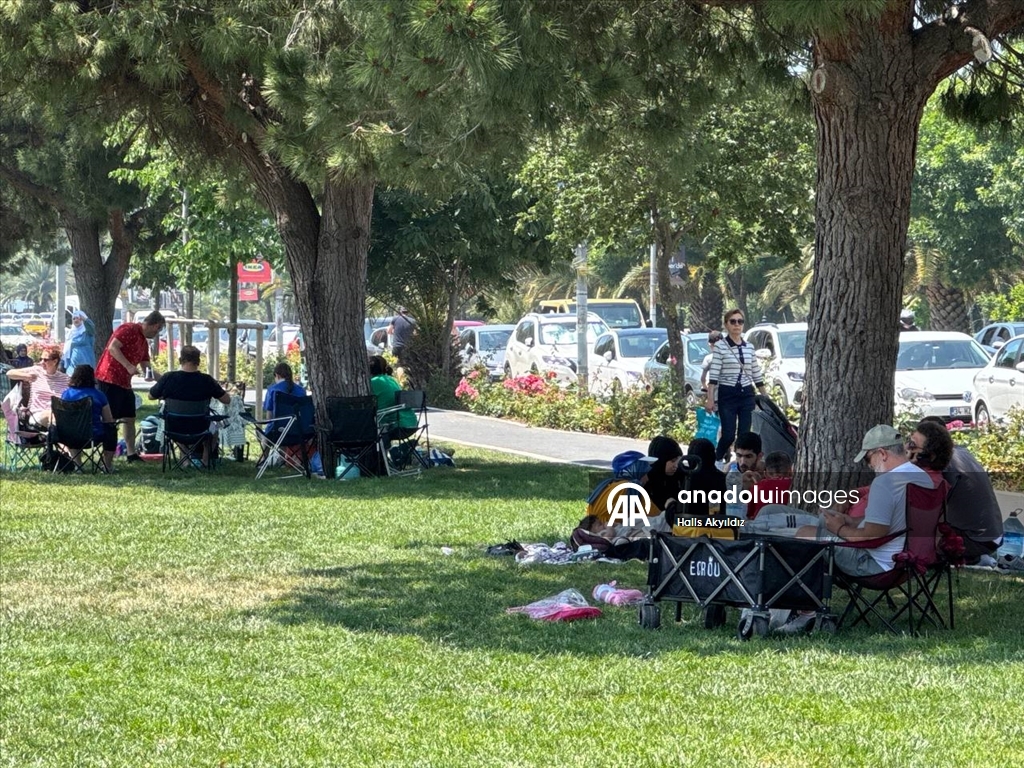 İstanbul'da bayramın son günü vatandaşlar sahil ve parklara akın etti