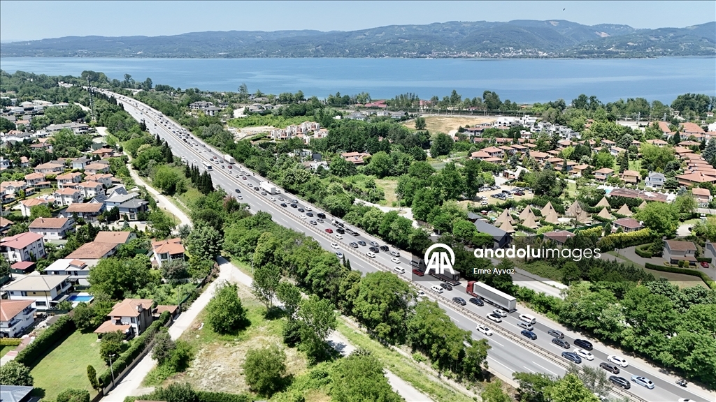 Yollarda bayram tatili dönüşü yoğunluk yaşanıyor