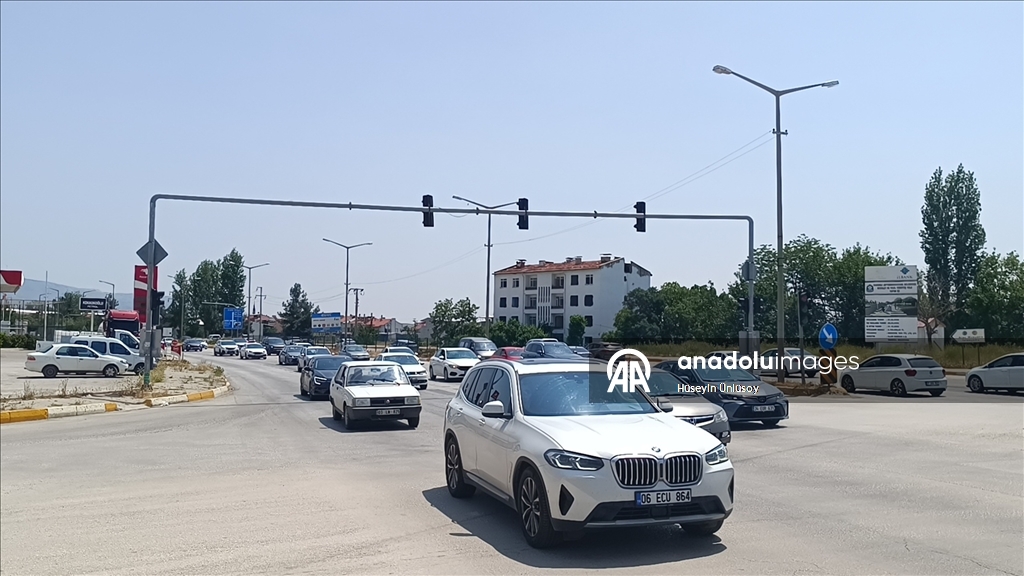 Yollarda bayram tatili dönüşü yoğunluk yaşanıyor