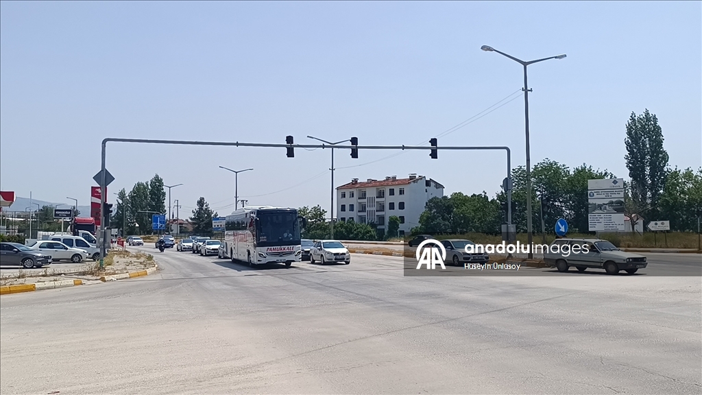Yollarda bayram tatili dönüşü yoğunluk yaşanıyor