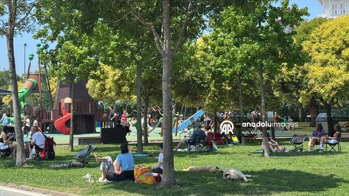 İstanbul'da bayramın son günü vatandaşlar sahil ve parklara akın etti