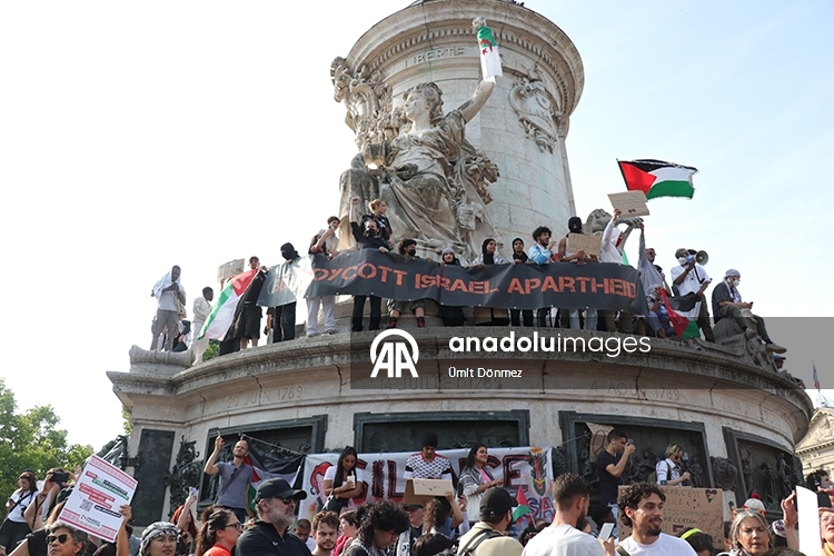 Paris’te, İsrail'in Gazze’ye yardım götüren "Madleen" gemisine saldırısı protesto edildi