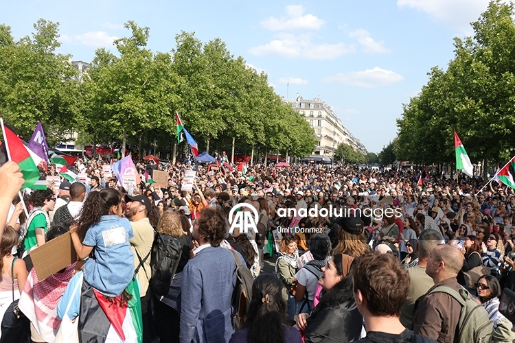 Paris’te, İsrail'in Gazze’ye yardım götüren "Madleen" gemisine saldırısı protesto edildi