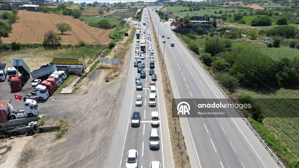 Yollarda bayram tatili dönüşü yoğunluk yaşanıyor