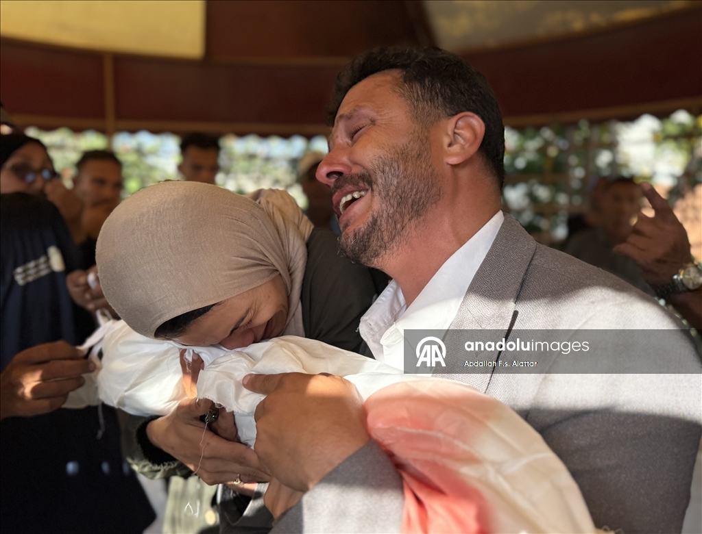 Filistinli Ebu Dakka ailesinin tek çocukları 2 yaşındaki Meryem İsrail ablukası nedeniyle hastalığa yenik düşerek hayatını kaybetti