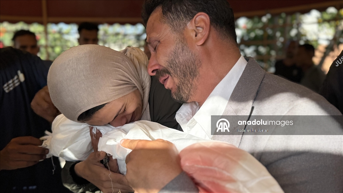 Filistinli Ebu Dakka ailesinin tek çocukları 2 yaşındaki Meryem İsrail ablukası nedeniyle hastalığa yenik düşerek hayatını kaybetti
