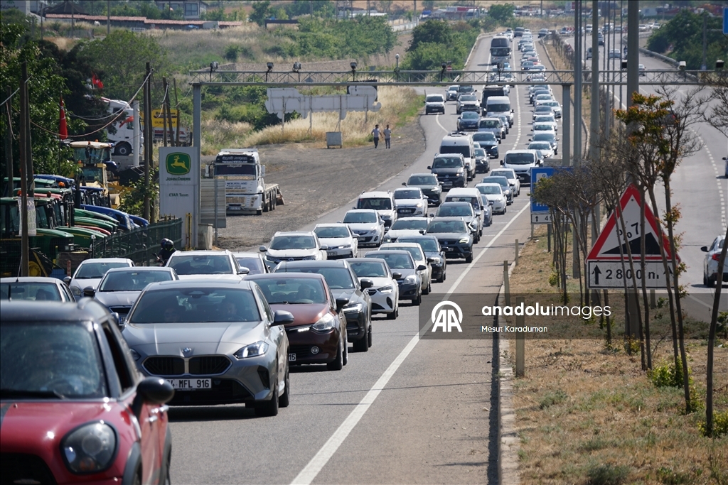 Tekirdağ-İstanbul kara yolunda bayram tatilinden dönüş yoğunluğu oluştu